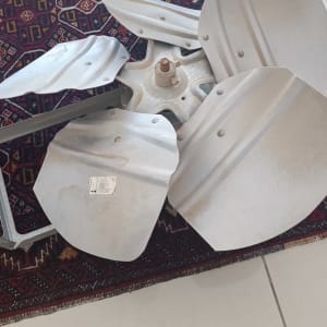 להבי מתכת של מאוורר מזגן על שטיח