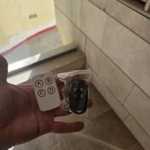 שלטים לפתיחת שערים חשמליים ביד אדם