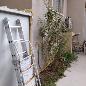 התקנת צינור גז צהוב חיצוני לאורך קיר מבנה