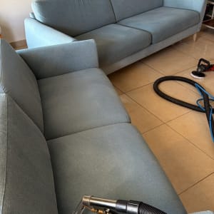שני ספות כחולות עם ציוד ניקוי