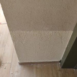 קיר עם טיח ורצפת עץ