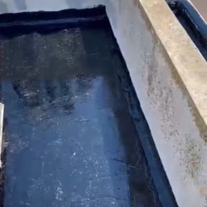 משטח אטום בשכבת זפת שחורה על גג