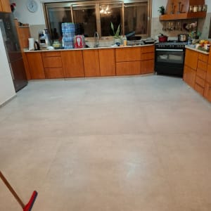 מטאטא על רצפת מטבח לאחר שיפוץ