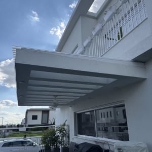 מרפסת עם צמחים וריהוט חוץ