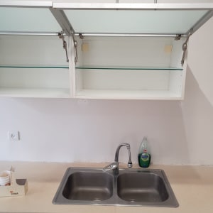 בקבוק סבון כלים ליד כיור מטבח כפול