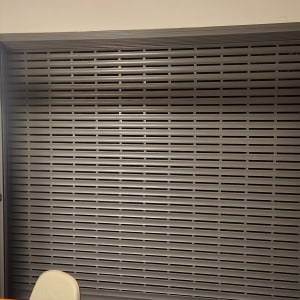 תריס מתכת אפור סגור עם חריצים אופקיים