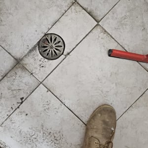 רצפה עם ניקוז ומגף עבודה