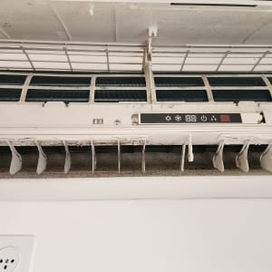 יחידת מיזוג אוויר פתוחה עם מסננים מלוכלכים