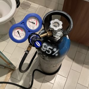 בלון גז עם מד לחץ בחדר אמבטיה