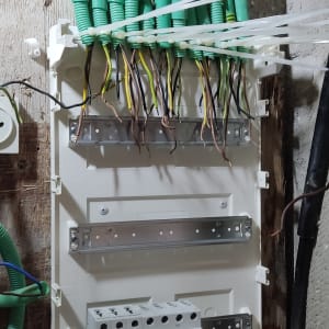 לוח חשמל עם חוטים ירוקים ומפסקי זרם