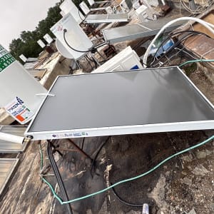 מערכת דודי שמש על גג עם קולטים וצינורות