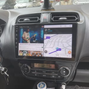 מסך רכב עם ניווט ומוזיקה, מחזיק טלפון