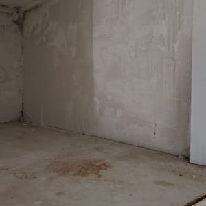 קיר ותקרה עם סימני תיקון וטיח