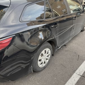 חלון רכב כהה עם השתקפות בניינים