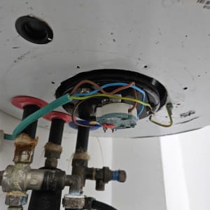 חיבורים וצינורות בתחתית דוד שמש