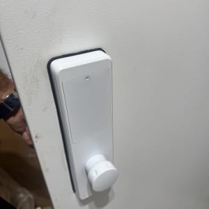 מנעול דלת לבן עם ידית עגולה