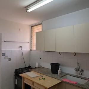 מטבח עם ארונות, כיור ושולחן עבודה