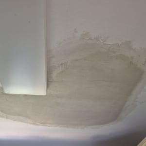 תיקון תקרה עם סימני רטיבות