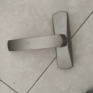 ידית מתכת של תריס על רצפה בהירה