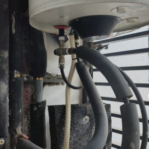 דוד שמש עם צינורות וחיבורים