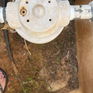 מד מים עם צינורות מחוברים, חלק מעבודת אינסטלציה