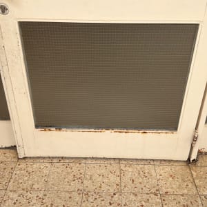 דלת עם זכוכית מרושתת ורצפת אריחים