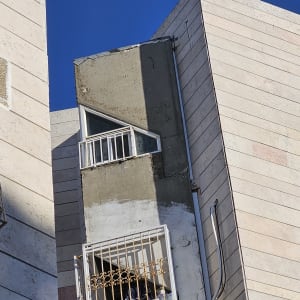 יחידת מיזוג אוויר מותקנת על קיר חיצוני