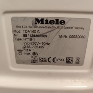 תווית מוצר עם פרטי חשמל ומידע טכני