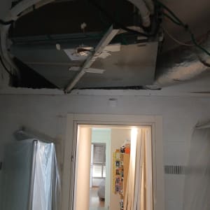 מערכת מיזוג אוויר מותקנת בתקרה עם צינורות חשופים