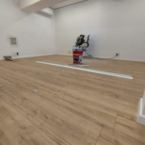 רצפת פרקט עם מסור חשמלי ודלי צבע