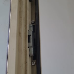 מנגנון נעילה של תריס מתכת על מסגרת חלון