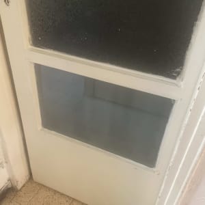 דלת עם זכוכית חלבית ושקופה