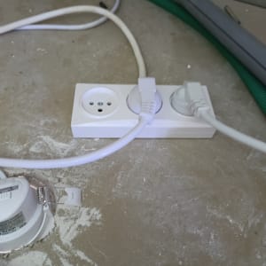 שקע חשמל עם כבלים מחוברים על רצפה