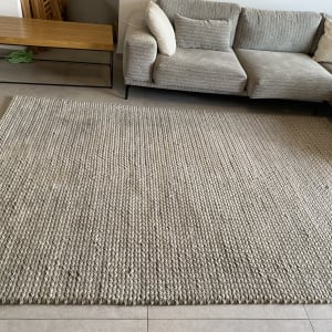 שטיח וספה בחדר מגורים, ללא אנשים או טקסט.