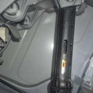 חלקים פנימיים של מכשיר חשמלי עם צינורות וחיבורים