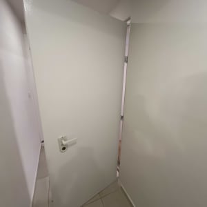 דלת לבנה פתוחה במסדרון פנימי