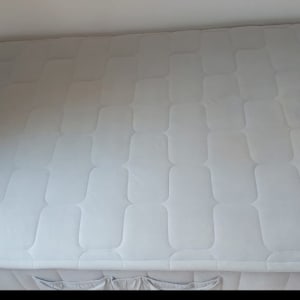 מזרן לבן על רצפה, מתאים לניקוי ספות