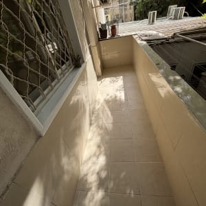 חלל מסתור כביסה פתוח ומחופה אריחים לאחר פירוק המסתור