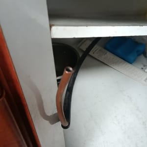 צינור גז מתחת לכיור במטבח