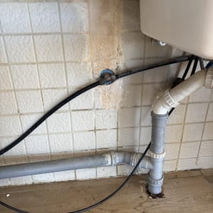 צנרת ותשתית מים מתחת לכיור