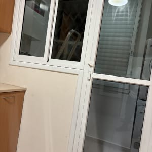 חלון ודלת זכוכית עם סולם ברקע