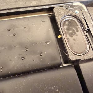 חלק ממכשיר עם טיפות מים על פני השטח