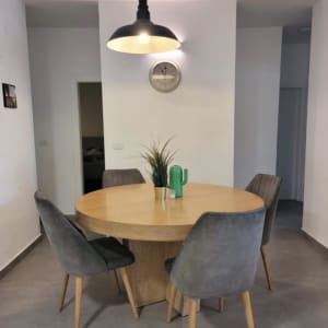 פינת אוכל עם שולחן עגול וכיסאות אפורים