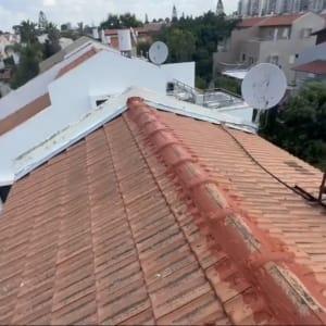 גג רעפים אדומים עם אנטנות לוויין
