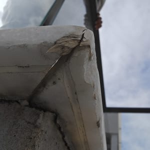 סדק במשטח בטון עם יד מחזיקה זכוכית