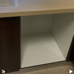 ארון מטבח פתוח עם משטח עבודה