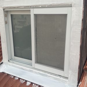 חלון אטום עם חומר איטום על גג רעפים