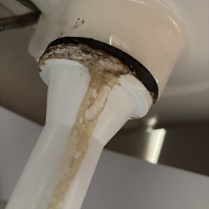 נזילה בצינור מתחת לכיור