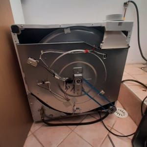 פירוק ותיקון של מייבש כביסה על גז באמצעות כלי עבודה