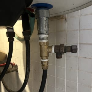 חיבור שסתום ביטחון וצנרת פליז בדוד מים